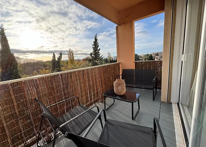 Familial Avec Parking Privatif * Carcassonne